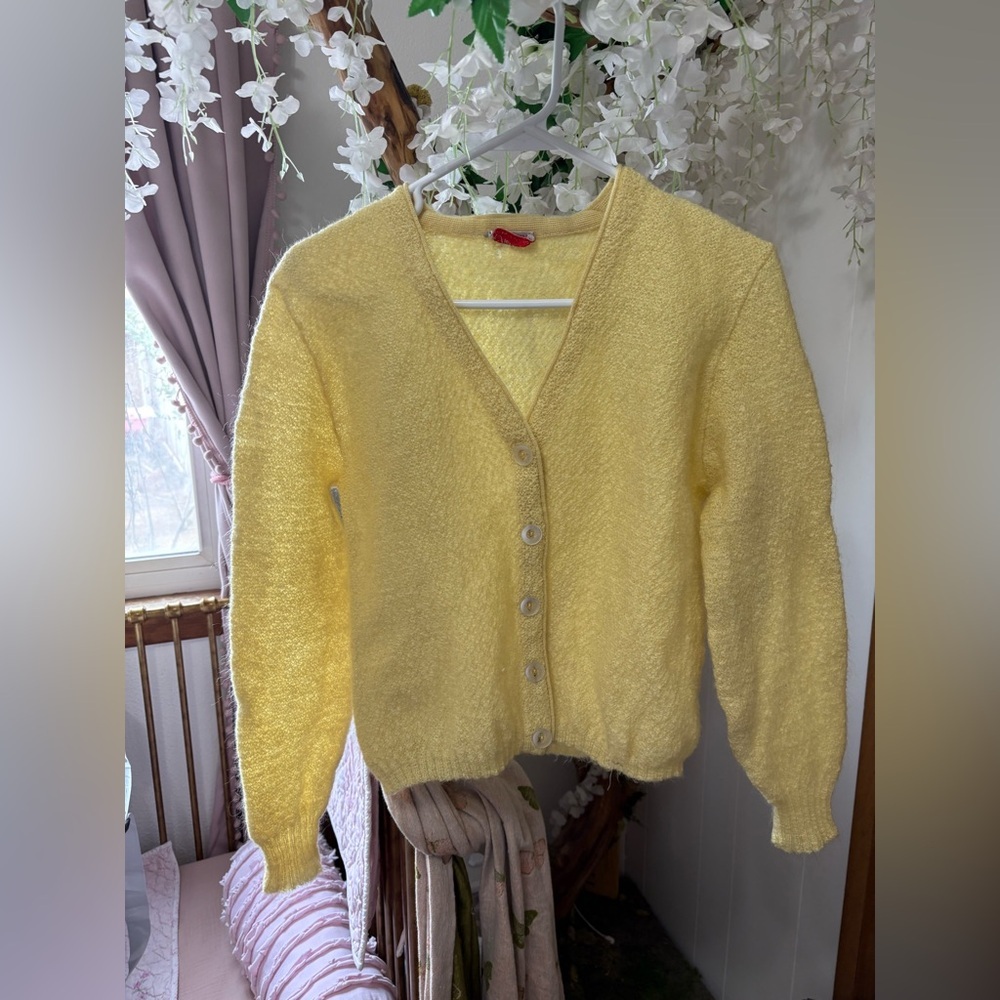 Frenchi Vintage Pastel Butter Yellow V-Neck Button Front Cardigan 🧈